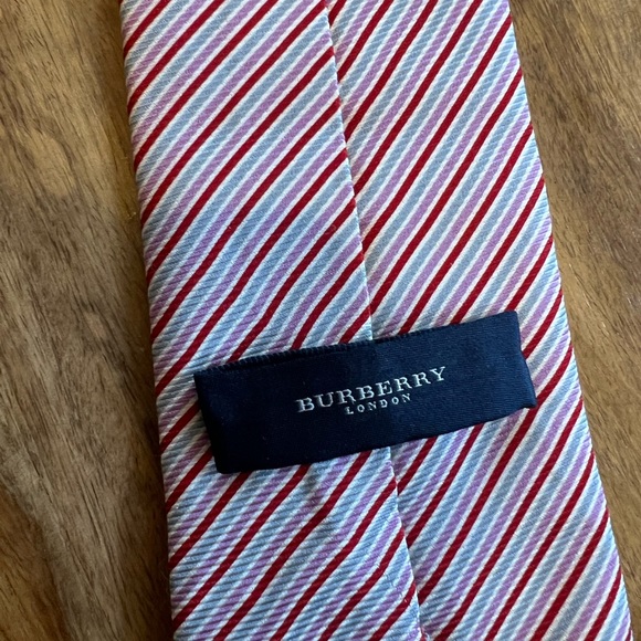 Burberry tie authentic ,classic colours ,used once - Picture 4 of 7